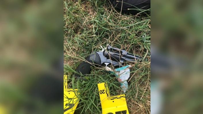 Le revolver utilisé par le suspect pour tirer sur des officiers dans l'officier d'aujourd'hui impliquait de tirer dimanche sur Tuckaseegee Road.