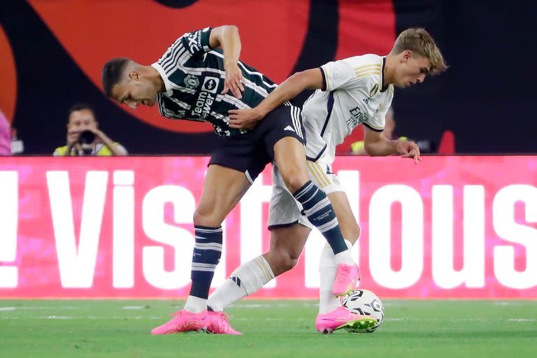 Escena de un amistoso en Houston: Diogo Dalot, de Manchester United, y Nico Paz, de Real Madrid