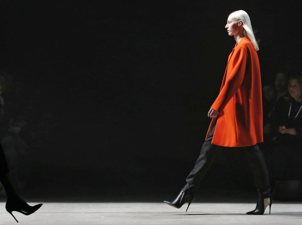 Una modelo presenta piezas de la colección otoño 2014 de Narciso Rodríguez en la Semana de la Moda de Nueva York el martes 11 de febrero de 2014. (AP Photo/Kathy Willens)