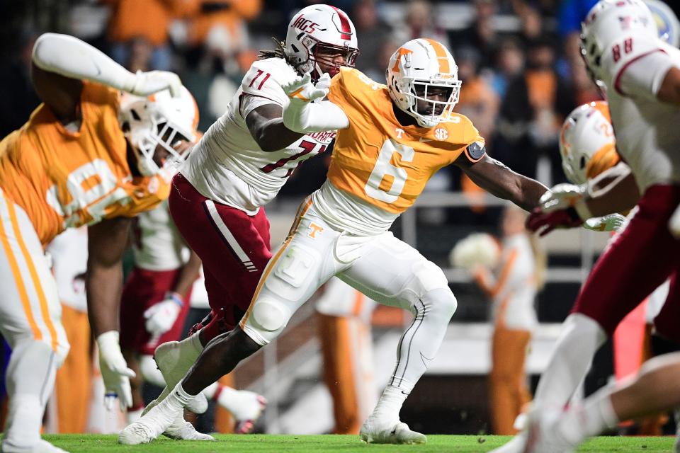 Tennessee defensive lineman/linebacker Byron Young (6) defends during a game against South Alabama at Neyland Stadium in Knoxville, Tenn. on Saturday, Nov. 20, 2021.