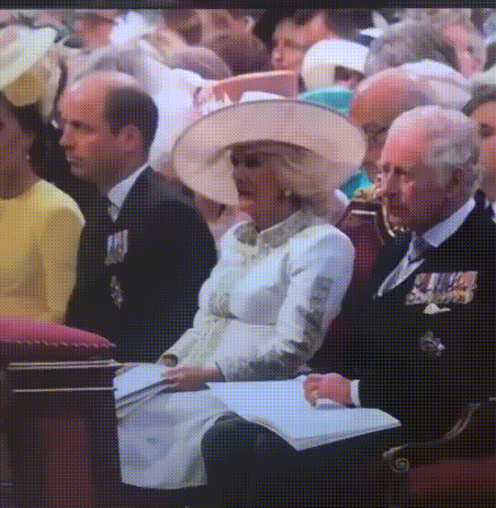 凱特朝著梅根的坐位斜眼望去，表情嚴肅。（翻攝BBC畫面）