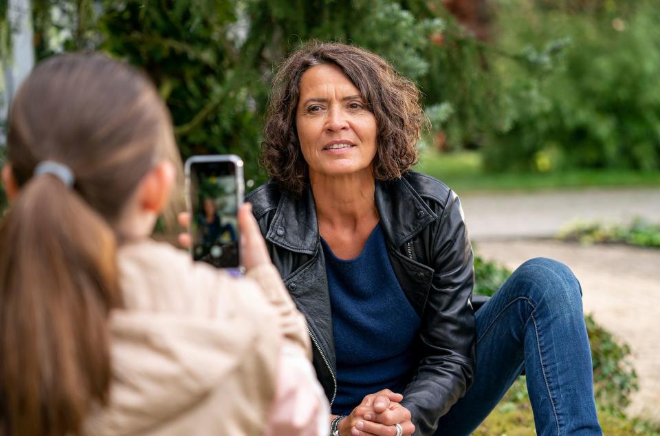 Viertklässlerin Madita (Hanna Lazarakopoulos, links) und Lena Odenthal (Ulrike Folkerts) führen ein "Verhör". (Bild: SWR / Christian Koch)