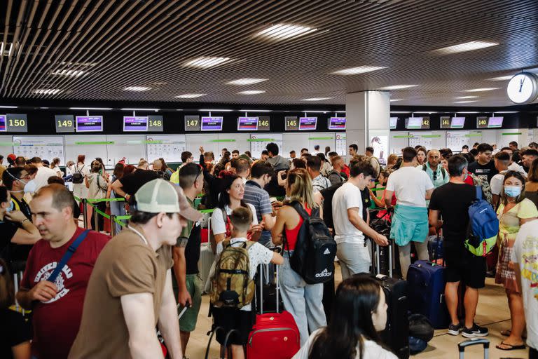 Pasajeros esperan en los mostradores de una compañía aérea en la Terminal 1 del aeropuerto madrileño Adolfo Suárez Madrid Barajas 