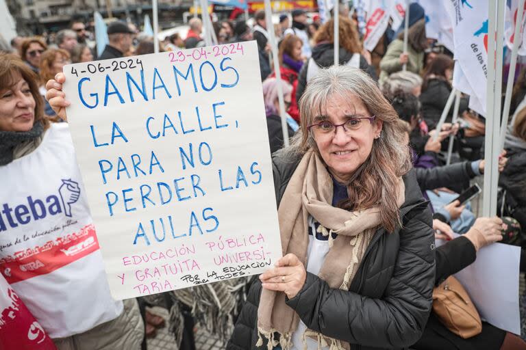 Carteles en la manifestación frente al Congreso