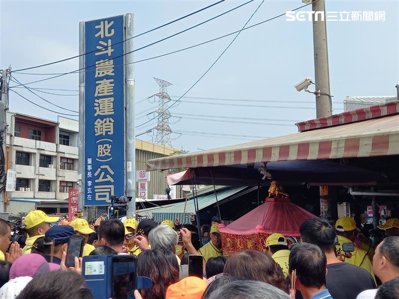 白沙屯媽今日中午駐駕在北斗農場運銷公司長達3小時。（圖／拱天宮執行長提供）