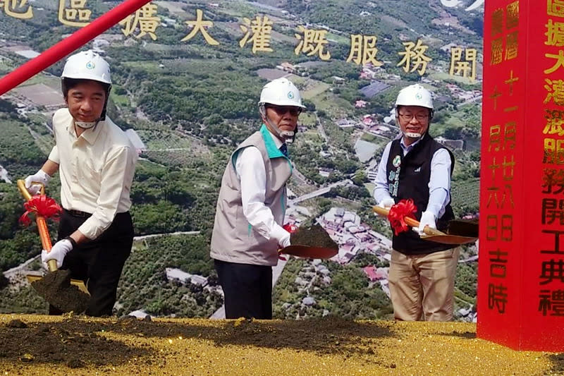 台南楠西擴大灌溉服務開工動土 農田水利署辦理台南市楠西區照興地區擴大灌溉服 務，第1階段工程28日開工，農業部次長陳添壽 （中）與農田水利署長蔡昇甫（左）、民進黨立委郭 國文（右）等人參與動土儀式。 中央社記者楊思瑞攝  112年11月28日 