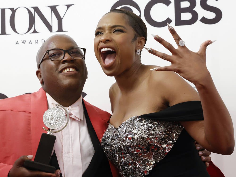 Sie hat allen Grund zum Jubeln: Jennifer Hudson mit dem Tony Award und Kollege Michael R. Jackson. (Bild: imago/UPI Photo)