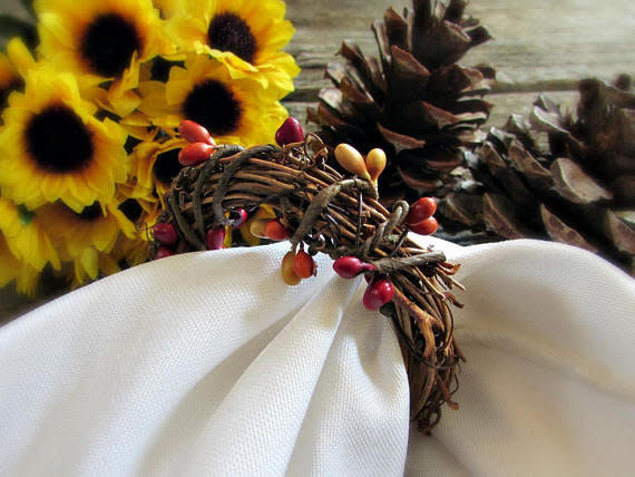 These <a href="https://www.etsy.com/listing/168382193/thanksgiving-napkin-rings-pip-berry?ga_order=most_relevant&amp;ga_search_type=all&amp;ga_view_type=gallery&amp;ga_search_query=grapevine%20napkin%20rings&amp;ref=sr_gallery_4" target="_blank">rustic napkin rings</a>&nbsp;will add the perfect touch of fall decor to any Thanksgiving table setting.&nbsp;