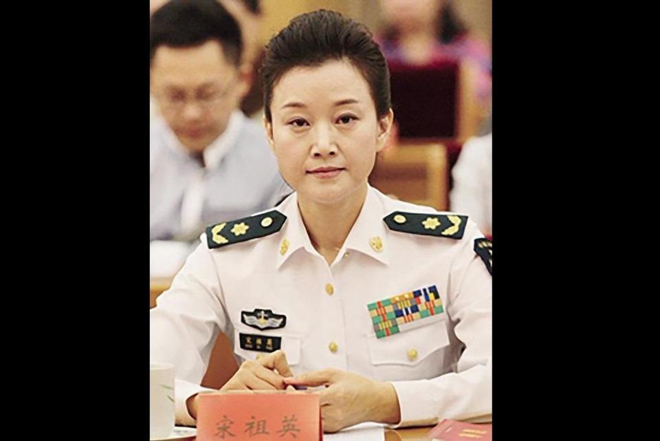 中國女高音歌手、國家一級演員兼前解放軍海軍政治工作部文工團團長宋祖英驚傳涉嫌挪用公款，遭到中紀委與軍方檢察部門聯合調查。   圖：翻攝自 @longlong1976 X 帳號