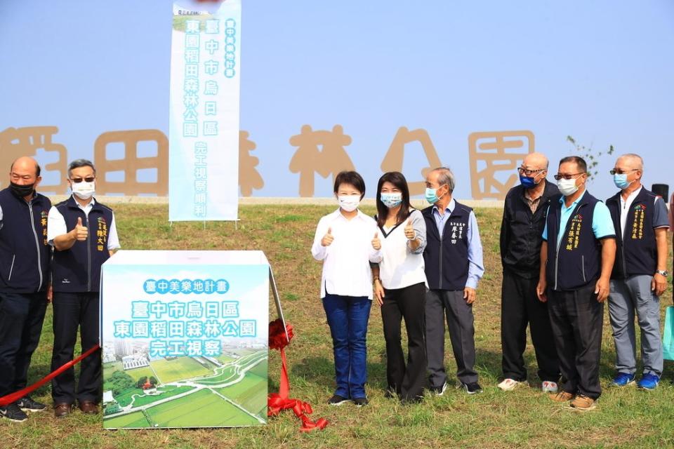 《圖說》藍天白雲綠意盎然的台中烏日東園稻田森林公園，是公墓變綠地的典範。