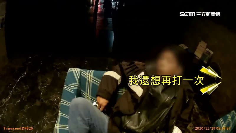 林姓男子坐在椅子上對救護人員嗆聲。