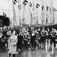 Adolf Hitler traf am 28. April 1939 in der Kroll-Oper in Berlin ein, um vor dem Reichstag zu sprechen.