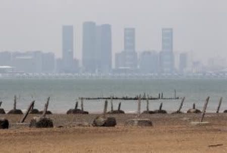 Anti-landing barricades are seen along a coast in Lieyu in Kinmen county, Taiwan, September 8, 2015. REUTERS/Pichi Chuang