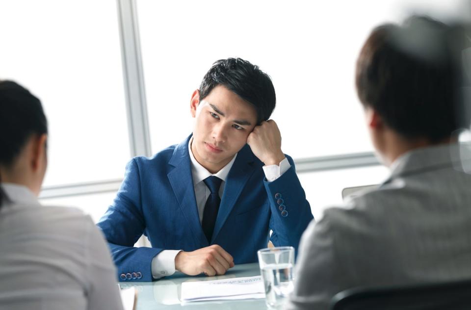 一名20歲的求職者來面試，結果全程都是媽媽在幫他面試，他坐在一旁不發一語。示意圖，非當事人（東方IC）