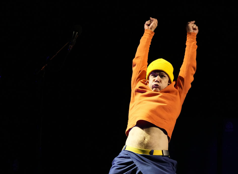 El bajista de Red Hot Chili Peppers, Flea, durante su presentación en el festival Vive Latino en la Ciudad de México el domingo 19 de marzo de 2023. (Foto AP/Fernando Llano)