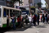 <p>CIUDAD DE MÉXICO, 01DICIEMBRE2021.- Miles de personas arribaron al Zócalo capitalino para escuchar el mensaje por los tres años del triunfo del presidente Andrés Manuel López Obrador. FOTO: GALO CAÑAS/CUARTOSCURO.COM</p> 