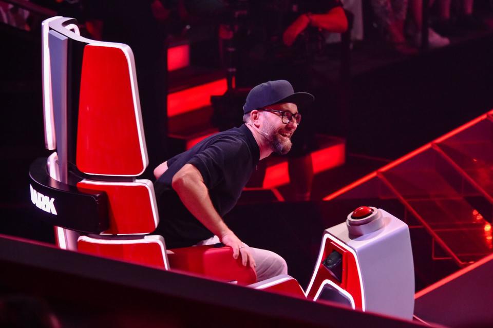 "Unglaubliche Harmonie": Bei einem Duell in den "The Voice"-Battles kann sich Mark Forster minutenlang nicht entscheiden. (Bild: ProSieben / SAT.1 / André Kowalski)