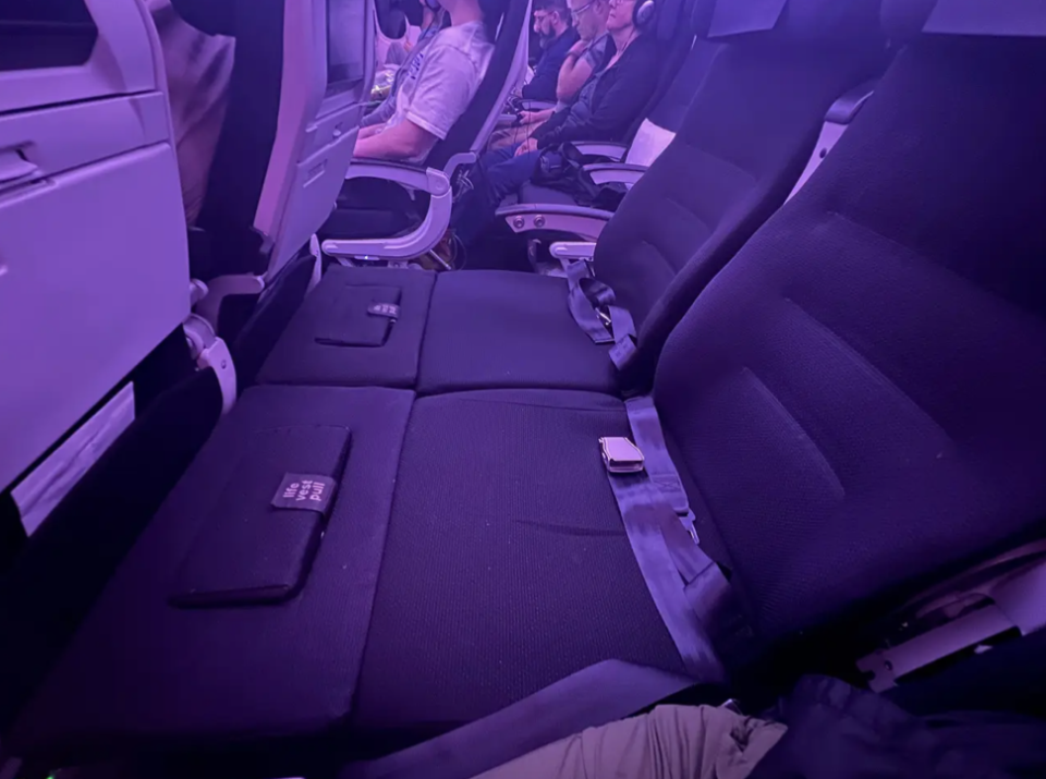 Die Beinstützen der Skycouch von Air New Zealand wurden hier hochgeklappt. - Copyright: Taylor Rains/Insider