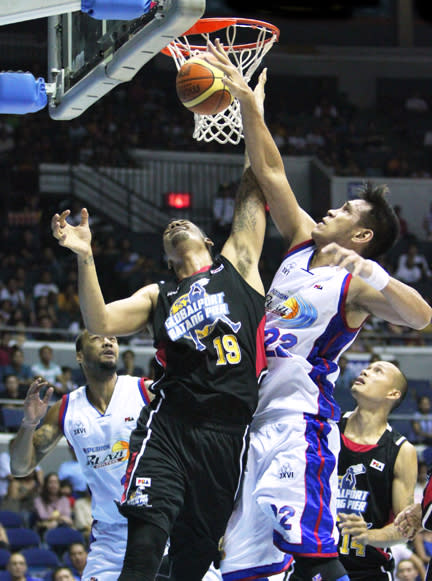 June Mar Fajardo, center, Petron Blaze Boosters (PBA Images)