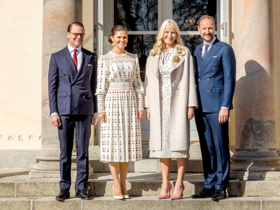 Prinz Daniel und Kronprinzessin Victoria von Schweden (li.) begrüßten Kronprinzessin Mette-Marit und Kronprinz Haakon von Norwegen auf Schloss Haga. (Bild: imago images/PPE)