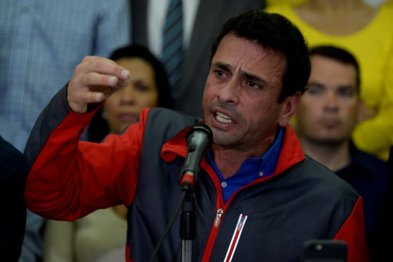 Venezuelan opposition leader Henrique Capriles speaks during a press conference in Caracas, on October 21, 2016