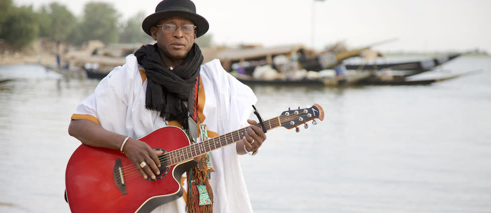 Le guitariste et chanteur Afel Bocoum est de Niafunké, au coeur du Mali, à la croisée des cultures songhaï, bambara, touareg, etc
