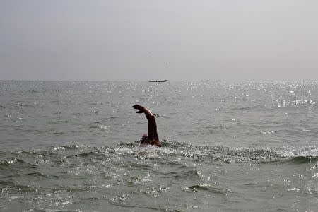 Ben Hooper, 38, breathes between strokes as he starts a swim across the Atlantic from Dakar, Senegal, November 13, 2016. REUTERS/Emma Farge