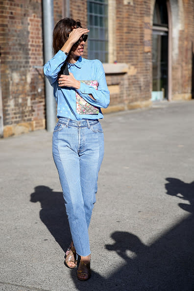 Cool y relajada. Si quieres reflejar ambas cualidades en tu look, inspírate en el outfit de la editora de moda Rebecca Caratti. Opta por una camisa que sea casi del mismo tono que tus pantalones de mezclilla (deberían ser ‘mom jeans’ para estar en tendencia). - Foto: Caroline McCredie/Getty Images