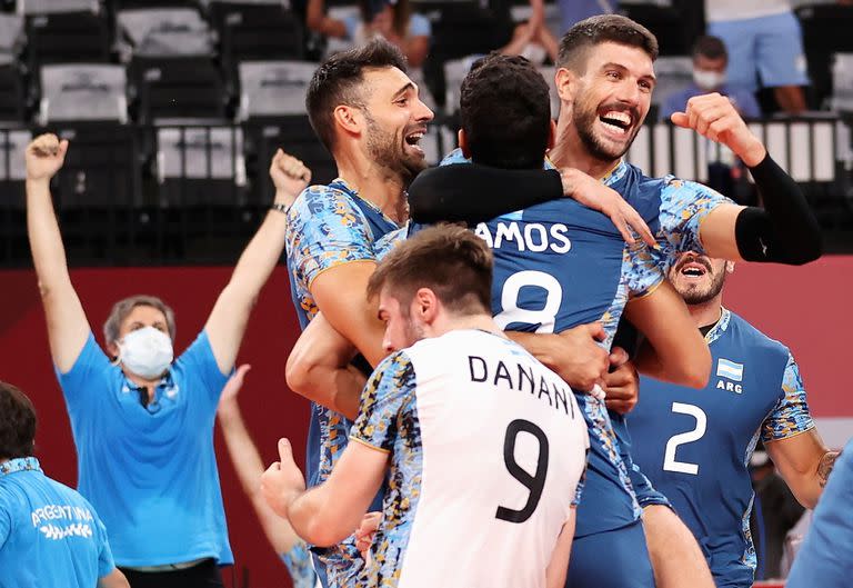 TOKIO, JAPÓN - 1 DE AGOSTO: Los jugadores del Equipo Argentina celebran después de derrotar al Equipo de Estados Unidos durante la Ronda Preliminar Masculina - Voleibol Grupo B en el día nueve de los Juegos Olímpicos de Tokio 2020 en Ariake Arena el 1 de agosto de 2021 en Tokio, Japón. (Foto de Toru Hanai / Getty Images)