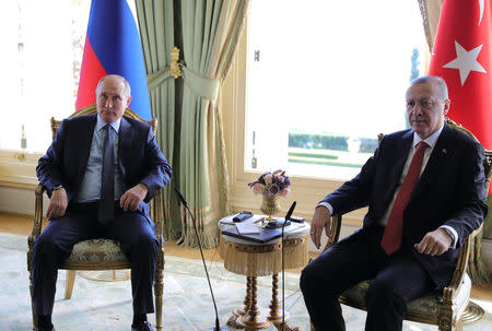 Russian President Vladimir Putin meets his Turkish counterpart Tayyip Erdogan on the sidelines of Syria summit in Istanbul, Turkey October 27, 2018. Sputnik/Mikhail Klimentyev/Kremlin via REUTERS