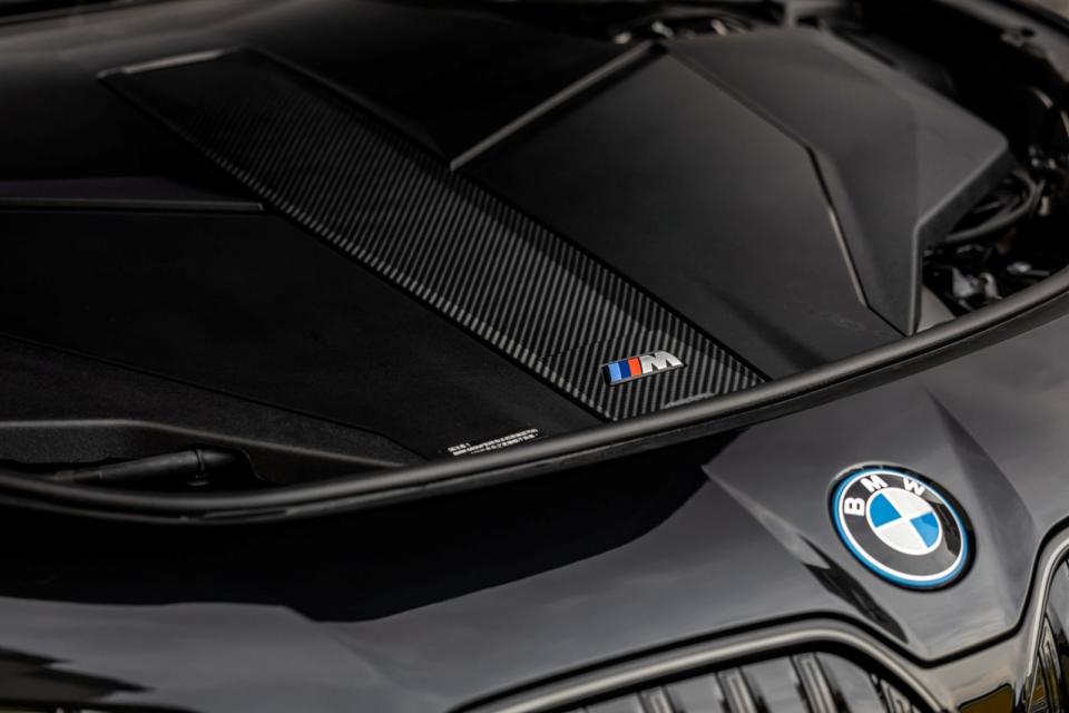 全新BMW i7 M70 xDrive擁有高達659匹最大綜效馬力輸出、峰值扭力更達到驚人的1,100牛頓米，透過電動車專屬M Launch Control 彈射起步功能，0到100公里加速僅需3.7秒就能完成，搭配總容量達105.7kWh的鋰電池模組，為i7 M70 xDrive創造出高達559km的最高續航里程表現