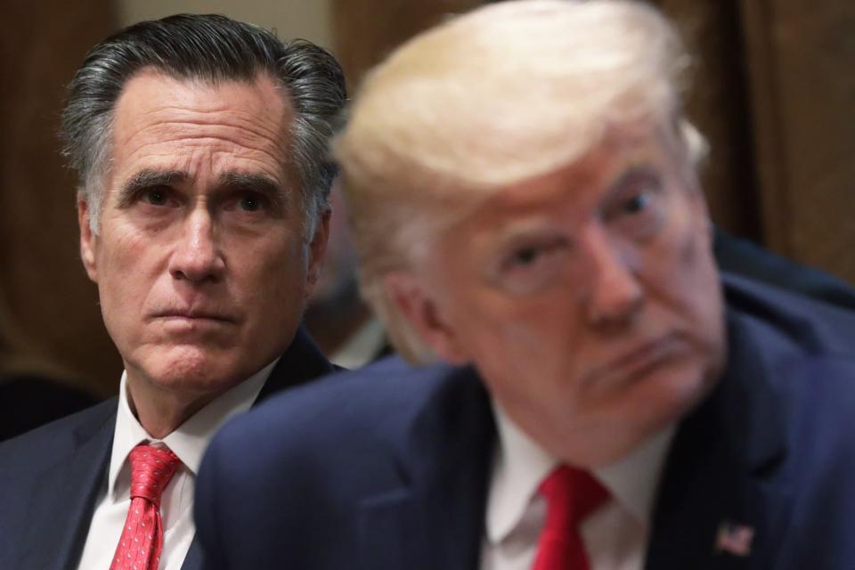 Mitt Romney et Donald Trump le 22 novembre 2019 lors d'une réunion sur le vapotage chez les jeunes.  - ALEX WONG / GETTY IMAGES NORTH AMERICA / Getty Images via AFP