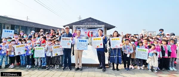 雲嘉南濱海風景區管理處結合鄰近國小，以旅遊實境方式進行校園旅遊安全推廣，讓旅遊安全觀念從小扎根。（記者李嘉祥攝）