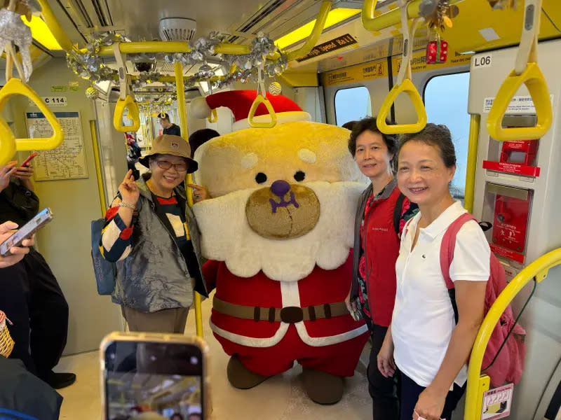 ▲北歡樂耶誕城桑塔熊搭乘「雪粼列車」引起民眾搶拍驚喜連連。（圖 ／新北市政府觀光旅遊局提供）