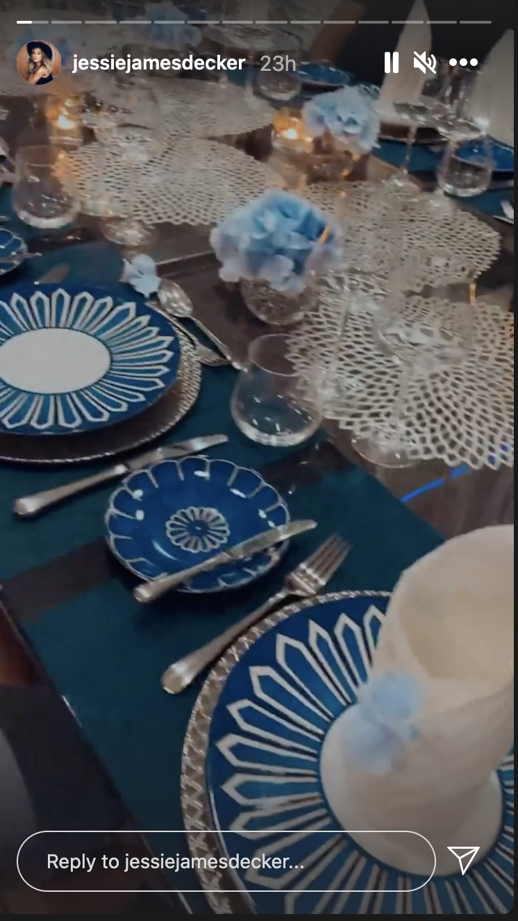 <p>La influencer y esposa del exjugador de la NFL también nos dio una probadita de las elegantes mesas que se adornan con cuidado para servir a los invitados de AROD ¡wow!</p>