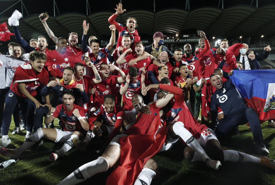 Los jugadores de Lille celebran la conquista del título de la liga francesa tras vencer 2-1 a Angers, el domingo 23 de mayo de 2021. (AP Foto/Lewis Joly)