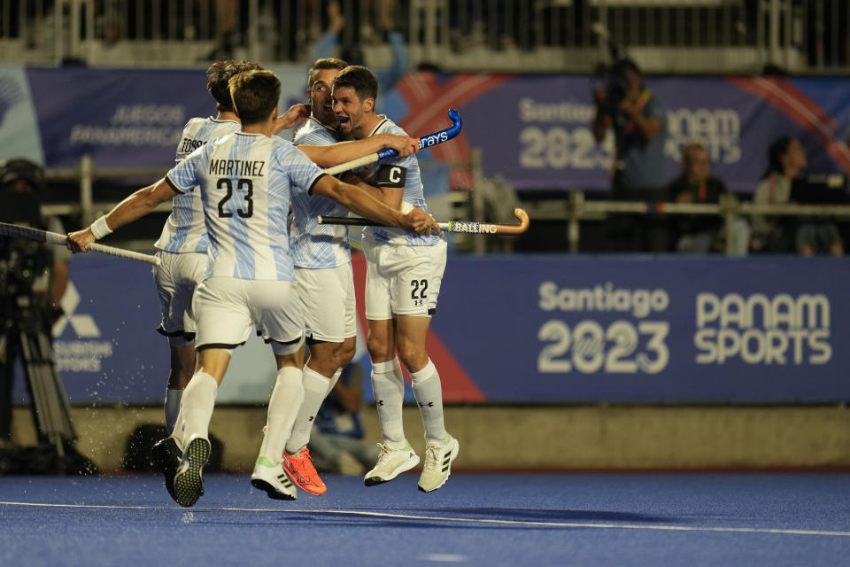 Argentina celebra un gol ante Chile en la final del hockey masculino de los Juegos Panamericanos en Santiago, Chile, el viernes 1 de noviembre de 2023. (AP Foto/Matías Delacroix)