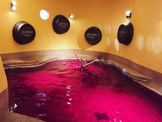 En Japón puedes bañarte en una piscina de vino tinto