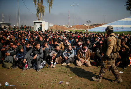 Displaced Iraqis wait for checks by Iraqi forces in western Mosul, Iraq March 24, 2017. REUTERS/Suhaib Salem