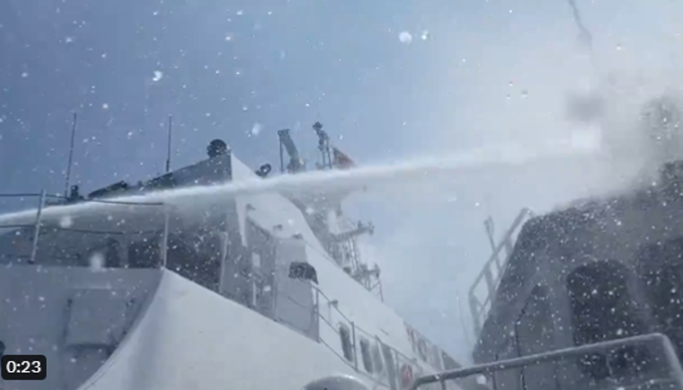 中共又射爆了！菲律賓巡邏船慘遭水砲攻擊，震撼影片曝光。（翻自X平台）