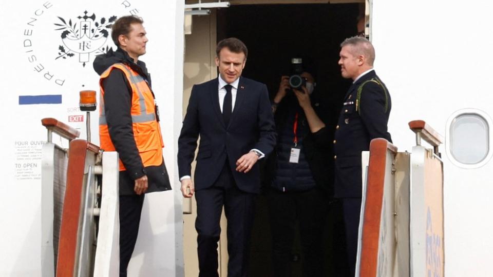 4月5日，法國總統馬克龍抵達北京首都國際機場。