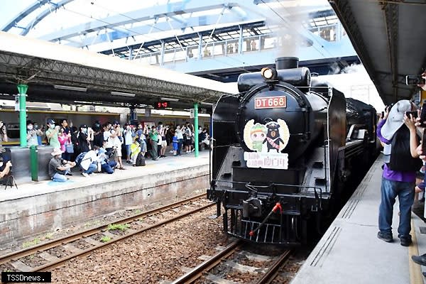 蒸汽老火車鳴笛，扇庫盛典慶百年系列活動，再度透過蒸汽老火車小旅行，掀起另一波高潮。（記者方一成攝）