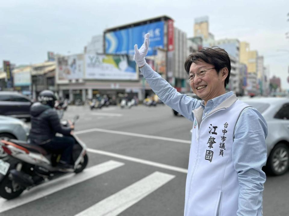 江肇國投入立委初選，每天早晚都要站路口。   江肇國/提供