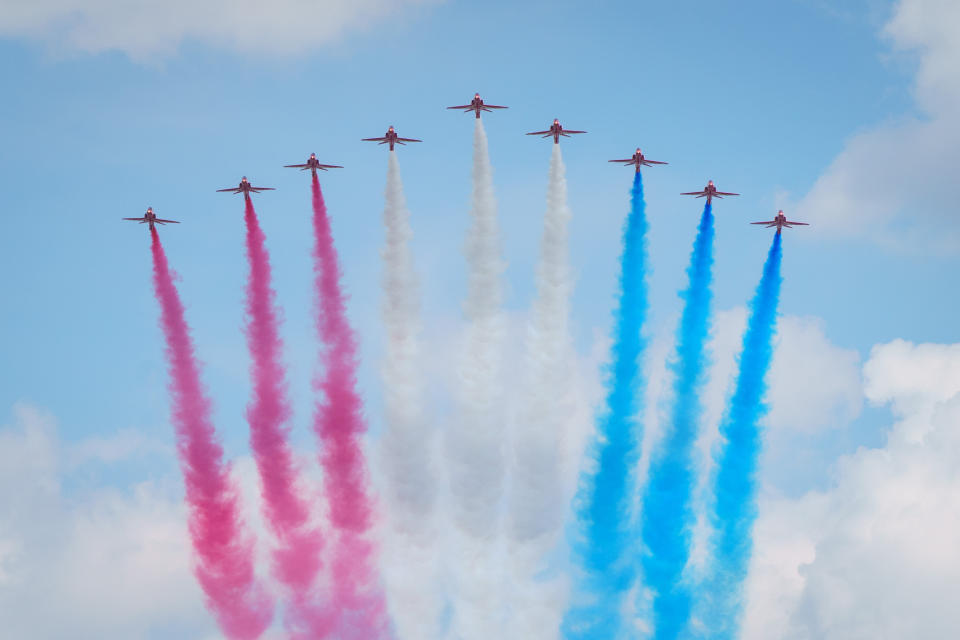 Queen's Platinum Jubilee – Red Arrows conclude flypast