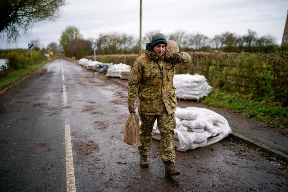 Soldiers help with sandbagging homes in the village of Fishlake. (Getty Images)