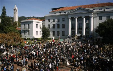 Students gather on Sproul Plaza at the University of California Berkeley for a general strike in Berkeley, California in this November 15, 2011 file photo. REUTERS/Robert Galbraith/Files