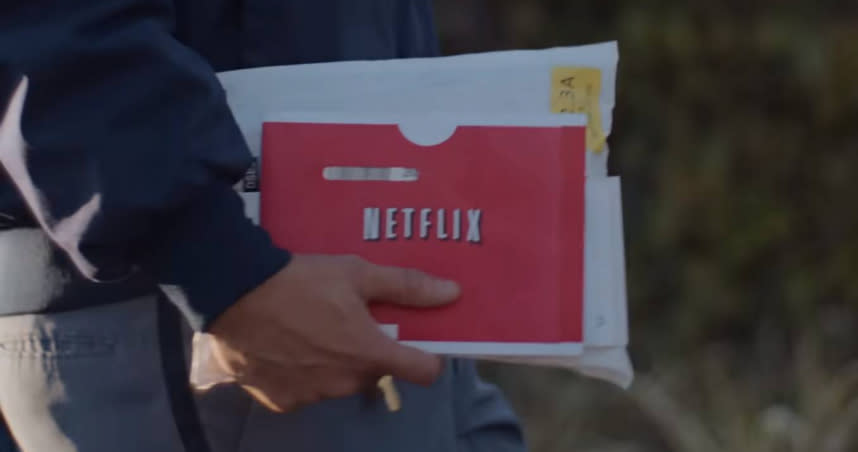 象徵著Netflix光碟租賃業務的紅色信封。（圖／翻攝自YouTube）