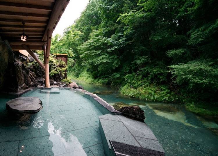 Fujikura no Yu, the inn's men-only open-air bath