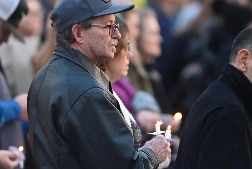 Cientos de personas se reunieron el viernes 12 de enero de 2024 por la noche para una vigilia con velas en honor de la familia Bond tras el asesinato de cuatro miembros de la familia, en Reedley.