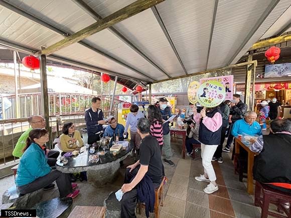 南投警分局「防詐宣導團」結合轄內知名鳳梨酥店家進行防詐宣導。(南投警分局提供)